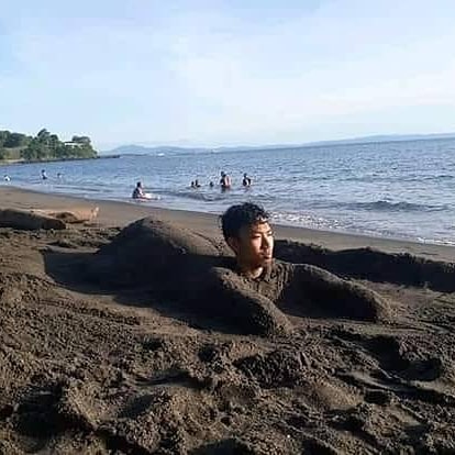 Kelakuan nyeleneh orang-orang dipinggir pantai ini bikin ngakak dan tepuk jidat